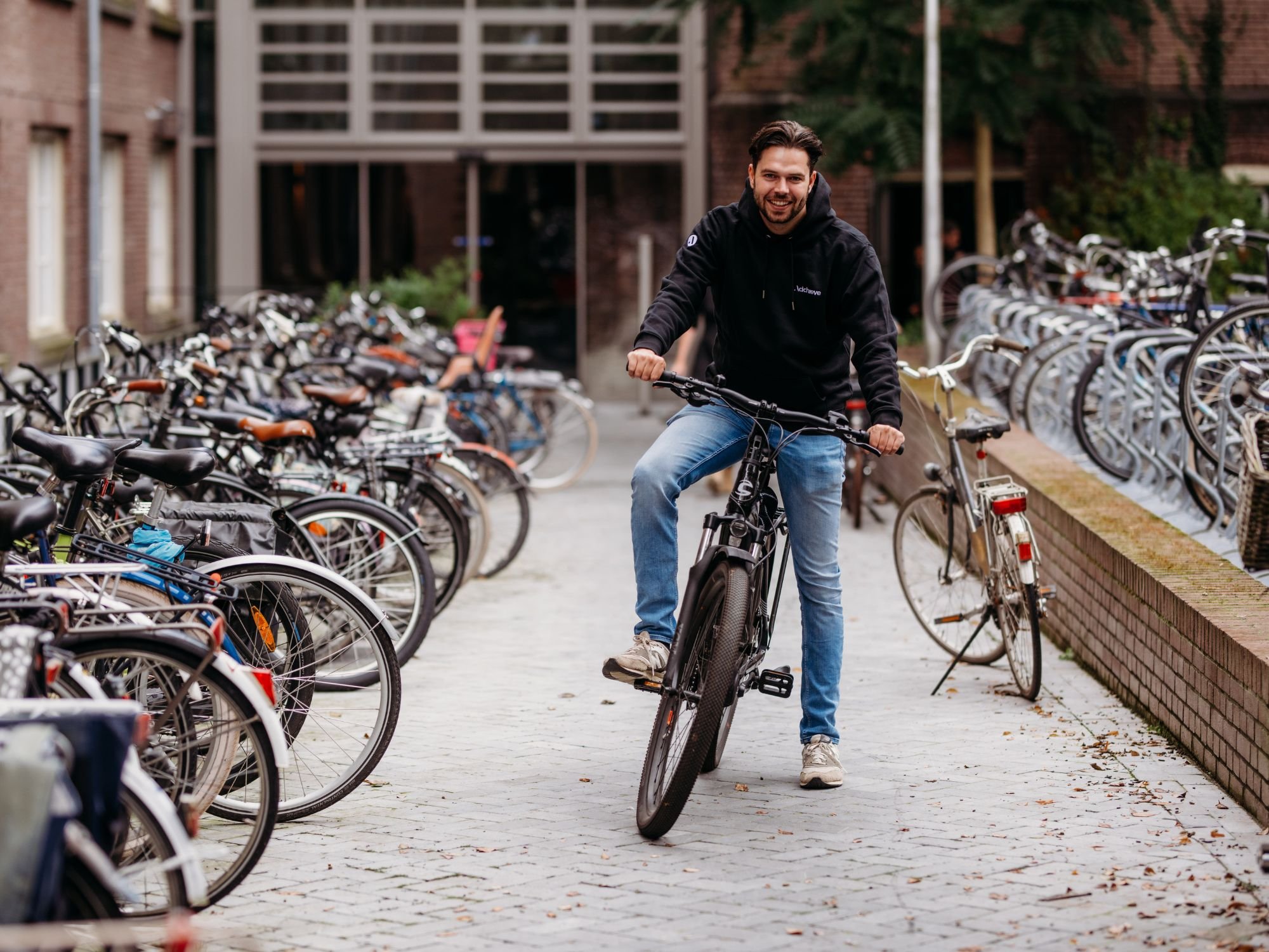 Adchieve fietsend naar kantoor